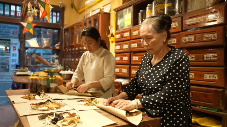 Bốc thuốc trên phố Lãn Ông